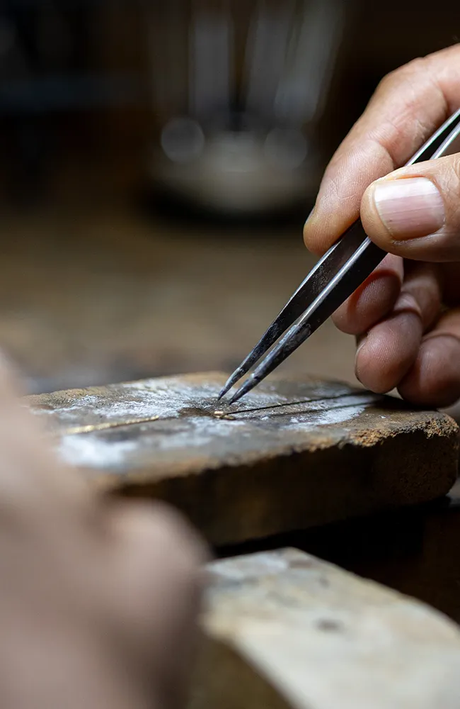 Goldbarren wird von Juwelier gepr&uuml;ft – Goldankauf bei Side Juwelier