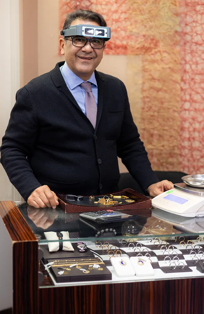 Juwelier hinter dem Verkaufstresen