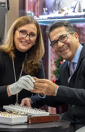 Inhaber von Side Juwelier bei der Schmuckberatung