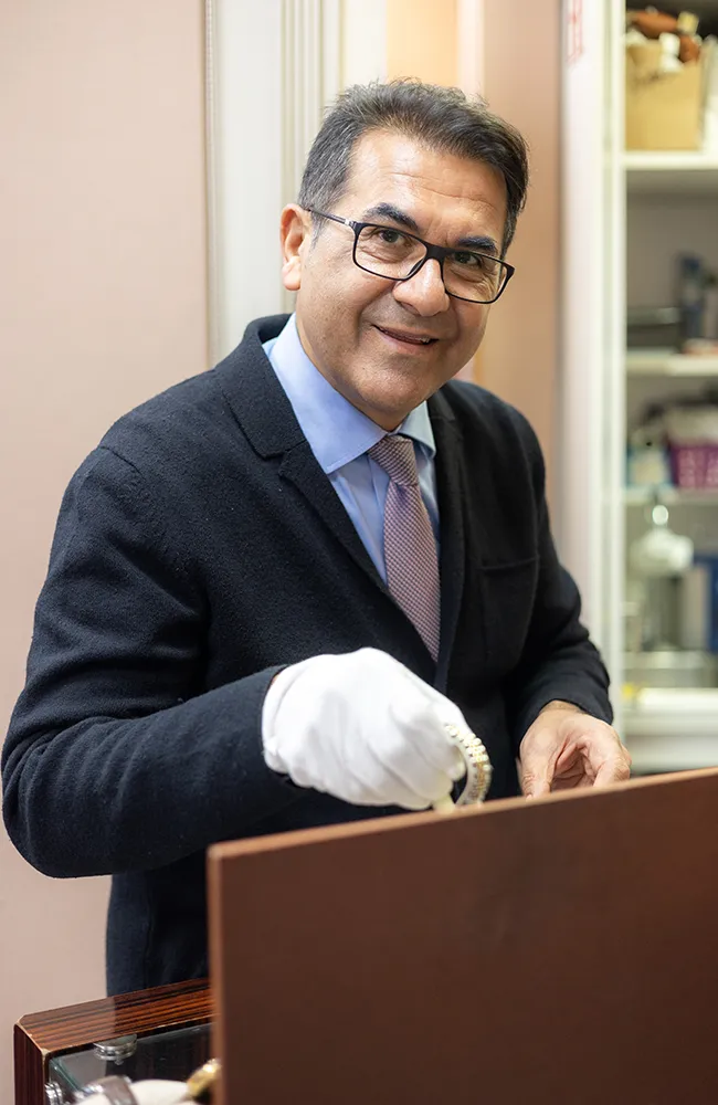 Handarbeit an Schmuck – Side Juwelier